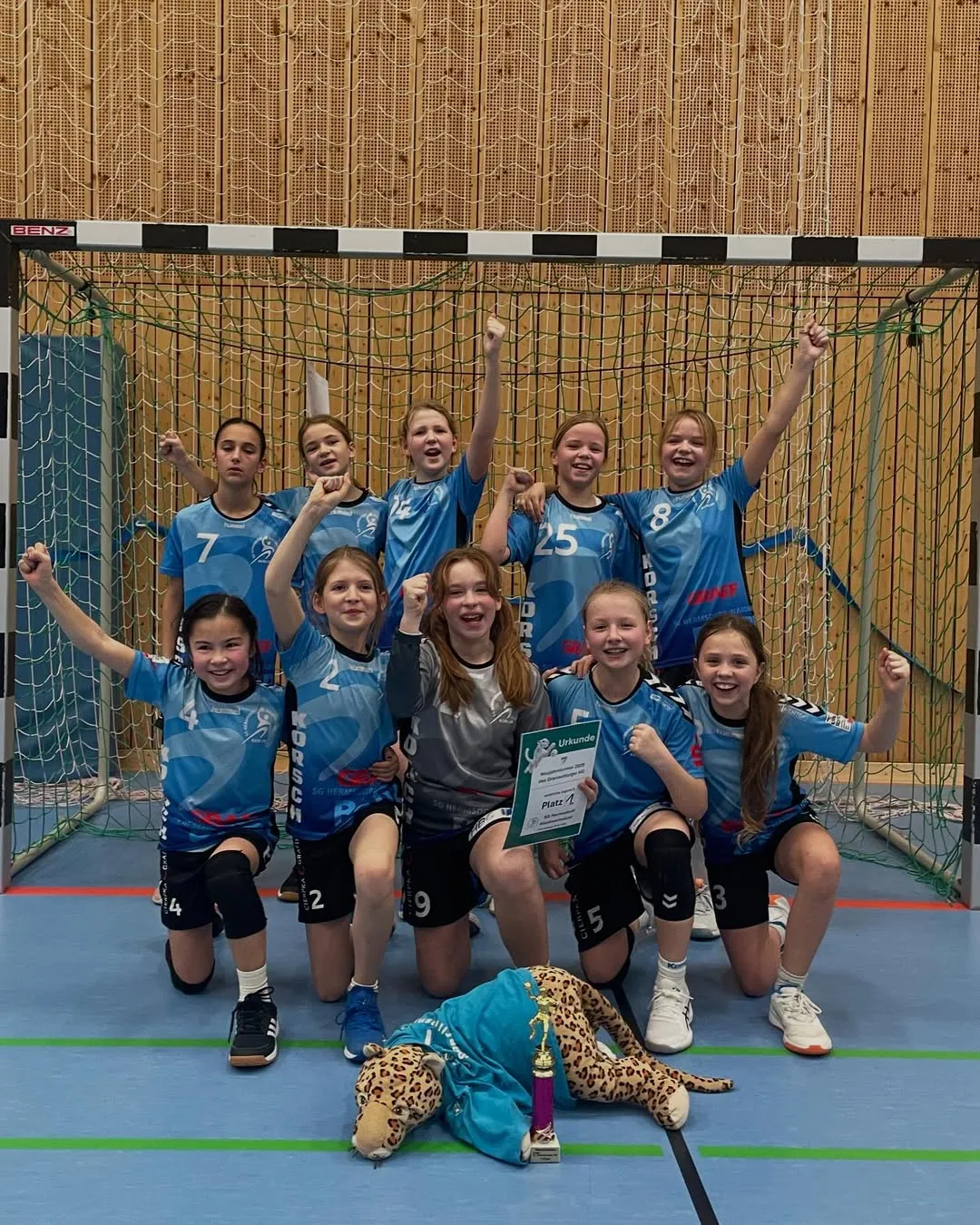 Foto vom Instapost zu Turniersieg der wE beim Neujahrsturnier von @oranienburgerhc