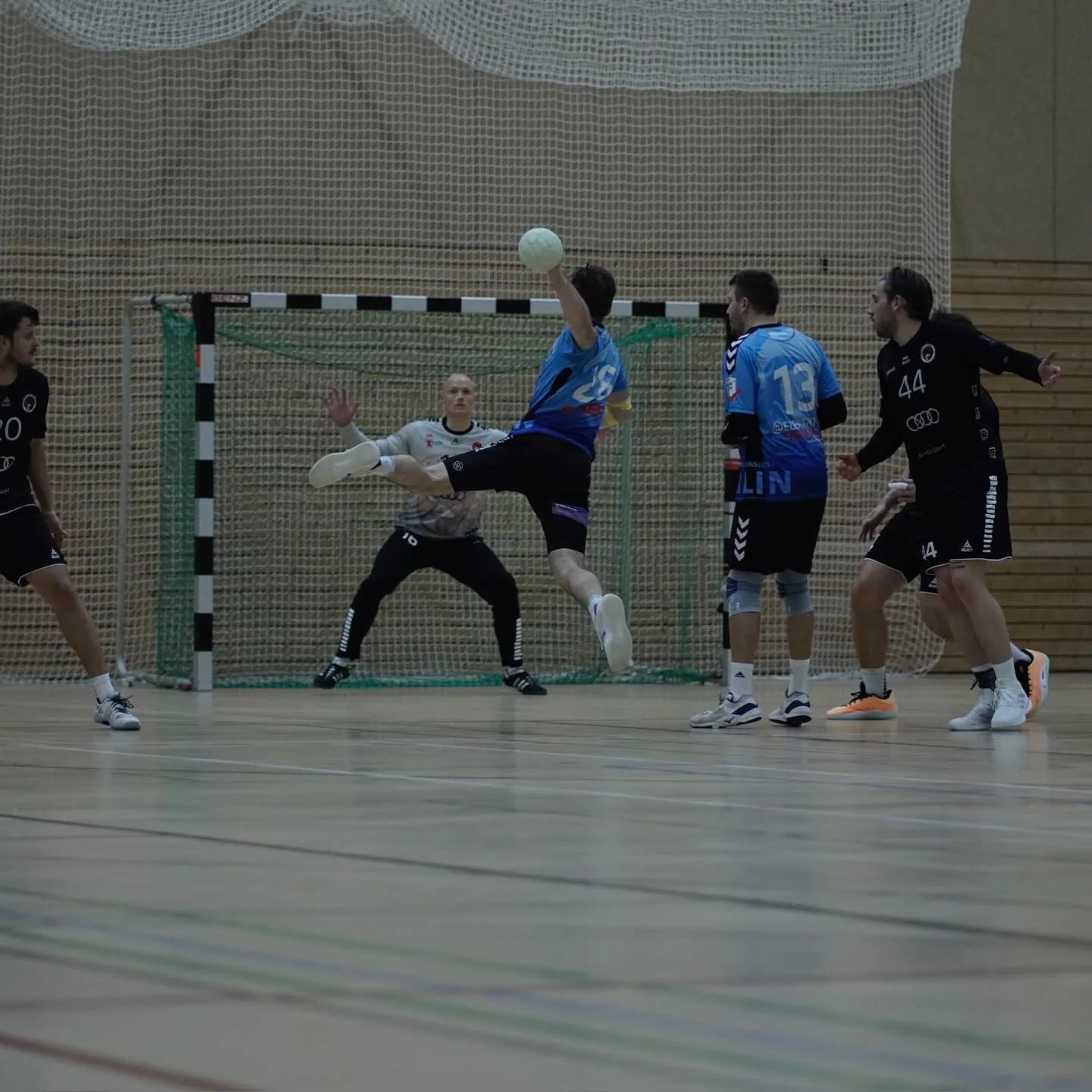 Foto 6 zum Beitrag In der Oberliga trafen im Topspiel der Tabelle der Zweite und der Dritte aufeinander. Die Partie hie