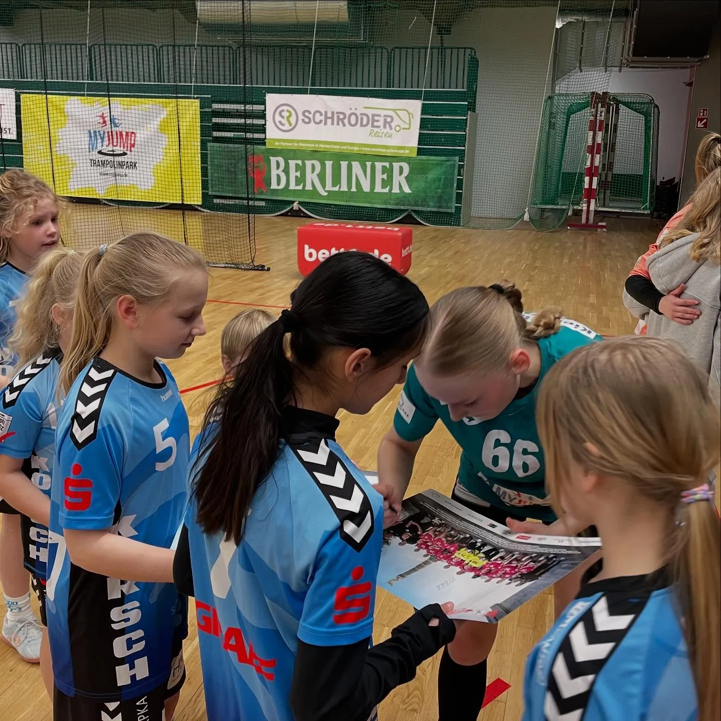 Foto 3 zum Beitrag Die wE als Einlaufkinder bei den Spreefüchsen