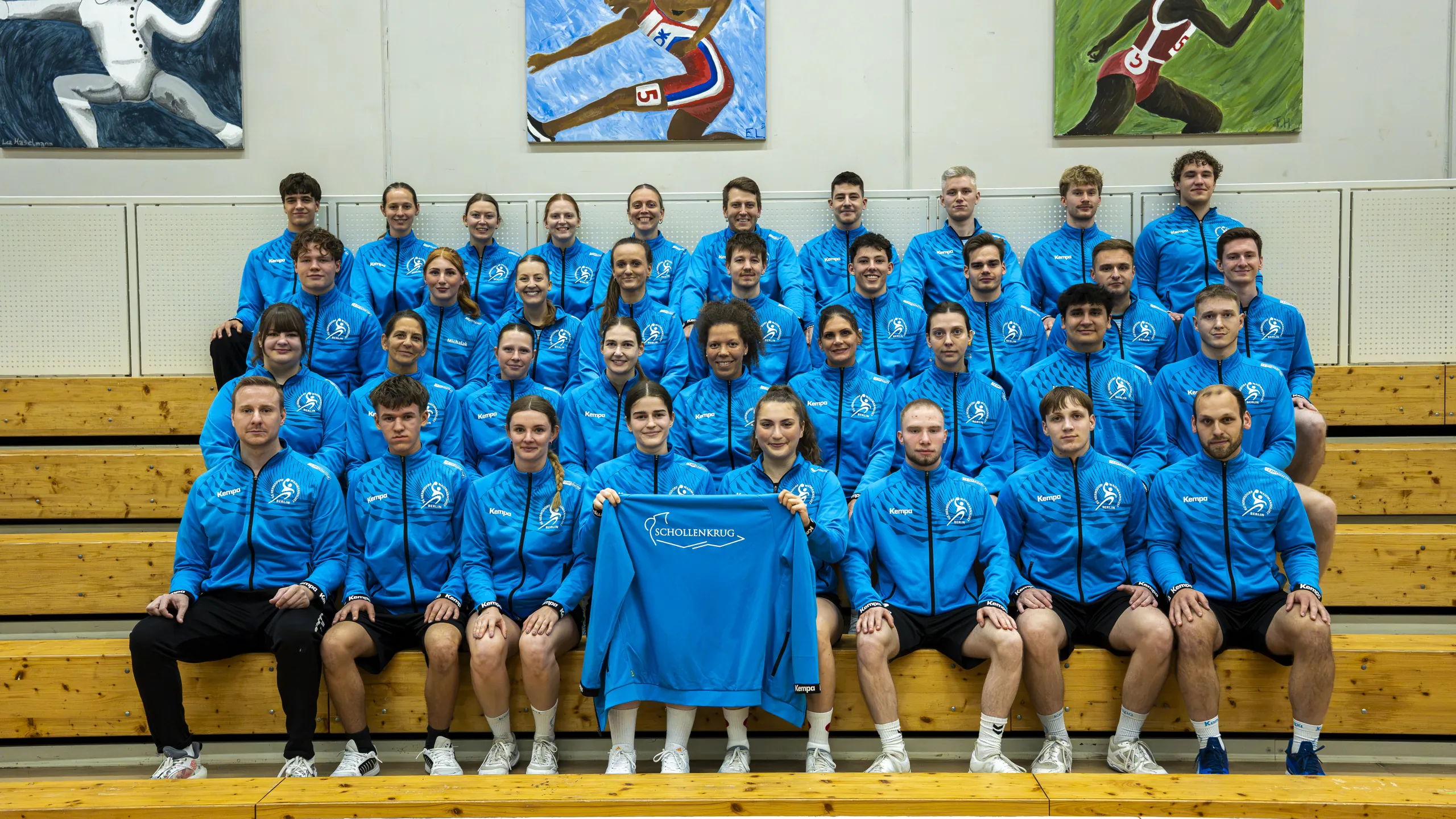 Gruppenfoto in Vereinsjacken